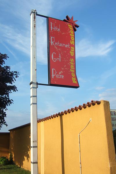 2011-05- (1346).JPG - Um 7:45 h Abschied vom "Relais du Soleil". Südlich ab dem Département Drôme führen viele Hotels, Restaurants oder auch einfache Geschäfte den Beinamen "du Soleil" - man spürt es, hier beginnt der sonnige Süden Frankreichs